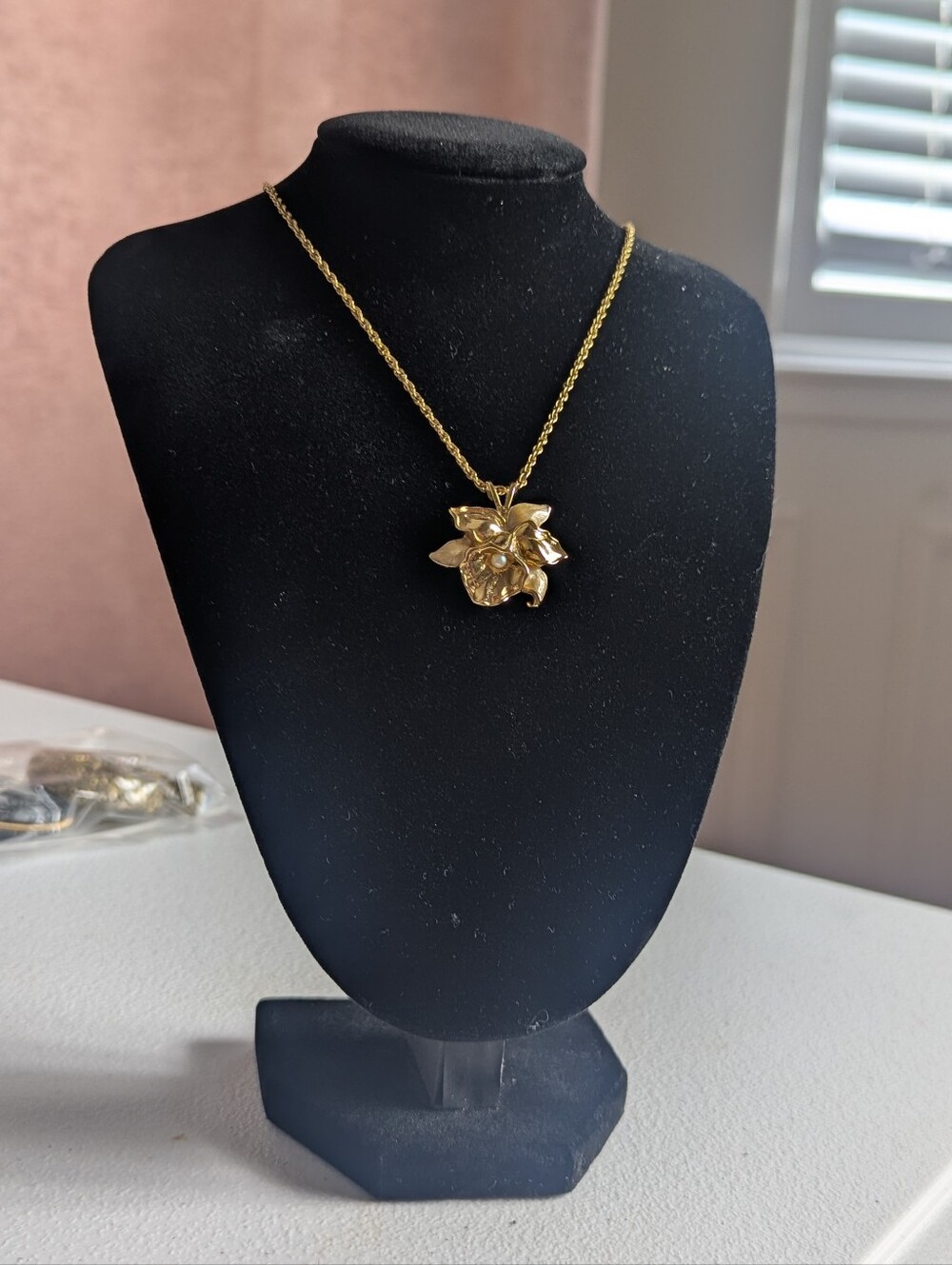 🔹(3for$20)🔹Vintage Gold Orchid Flower Pearl Pendant Necklace